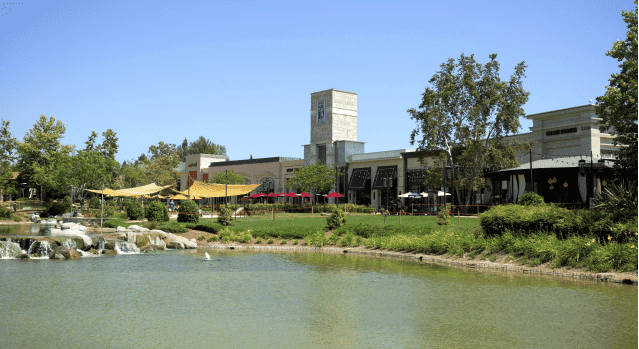 Landscaping at a shopping promenade 